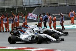 Felipe Massa, Williams FW40 et Lance Stroll, Williams FW40 avec les commissaires à la fin de la course