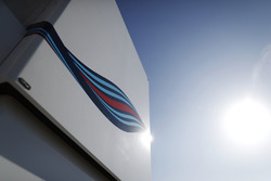 Элемент логотипа Martini на моторхоуме Williams