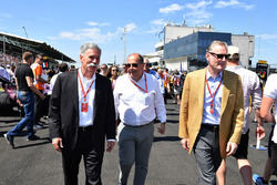 Chase Carey, Formel-1-Chef, Luca Colajanni, Formel-1-Kommunikationschef, Sean Bratches, Formel-1-Mar