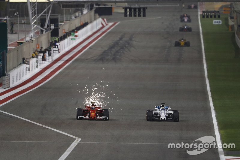 Kimi Räikkönen, Ferrari SF70H; Felipe Massa, Williams FW40