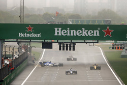 Antonio Giovinazzi, Sauber C36, crashes heavily
