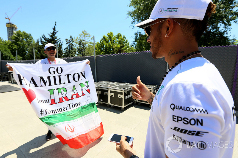 Fan y bandera de Lewis Hamilton, Mercedes AMG F1