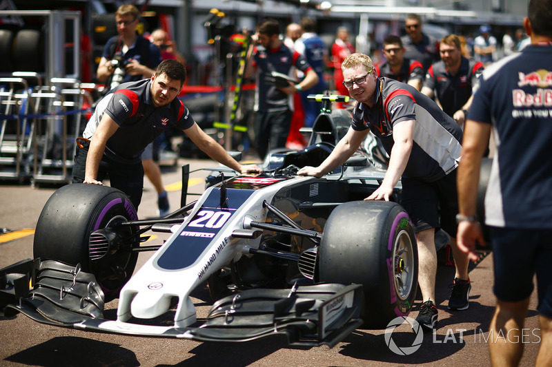 Механіки штовхають Haas F1 Team VF-17 Кевіна Магнуссена