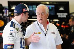 Brad Keselowski, Equipo Penske Ford, habla con el propietario del equipo Roger Penske en la zona de 