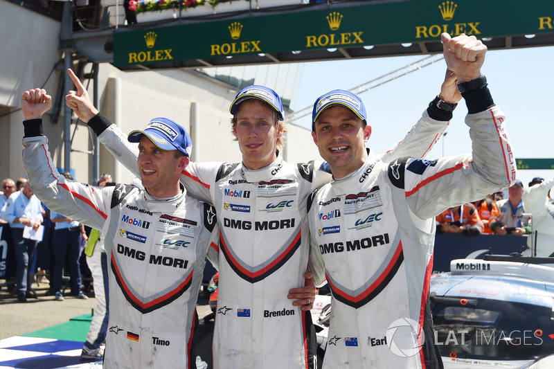I vincitori assoluti #2 Porsche Team Porsche 919 Hybrid: Timo Bernhard, Earl Bamber, Brendon Hartley
