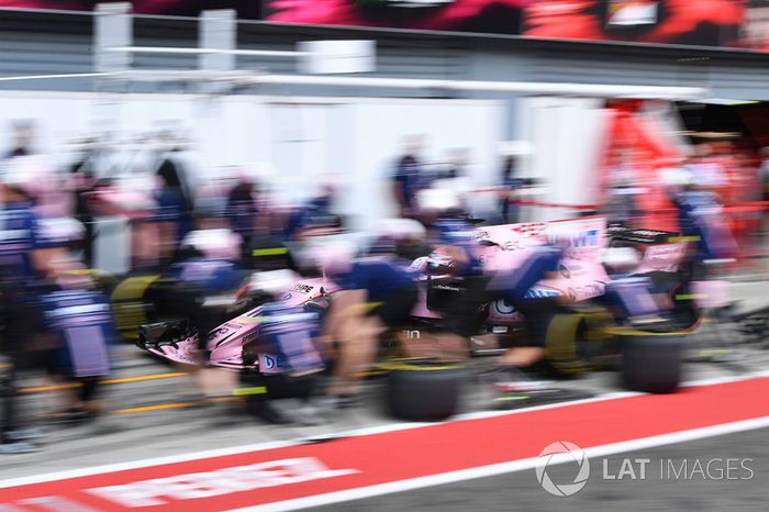 Sergio Pérez, Sahara Force India VJM10 pit stop
