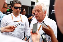 Charlie Whiting con los medios