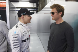 Гонщик Mercedes F1 Валттери Боттас и Нико Росберг