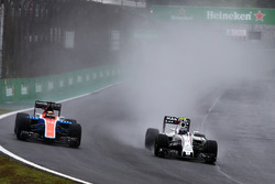 (Зліва направо): Паскаль Верляйн, Manor Racing MRT05 та Валттері Боттас, Williams FW38 боротьба за п