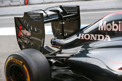 Alerón trasero del McLaren MP4-31 y escape detalle