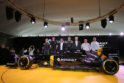 Kevin Magnussen, Renault F1 Team, Esteban Ocon, pilote d'essais Renault Sport F1 Team, Carlos Ghosn, PDG de Renault, Jolyon Palmer, Renault Sport F1 Team, Jérôme Stoll, président de Renault Sport Racing, Frédéric Vasseur, directeur de la compétition de Renault Sport F1 Team, Cyril Abiteboul, directeur général de Renault Sport Racing