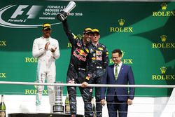 Podio: segundo lugar Daniel Ricciardo, Red Bull Racing celebra su segundo puesto en el podio