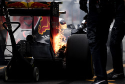 Гальма Макса Ферстаппена, Red Bull Racing RB12, палають на піт-стопі