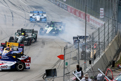 Startcrash: James Hinchcliffe, Schmidt Peterson Motorsports Honda; Max Chilton, Chip Ganassi Racing