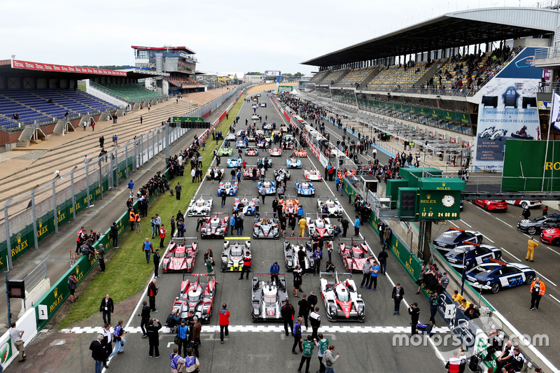 La sesión de fotos tradicional de los autos de Le Mans
