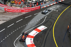 Lewis Hamilton, Mercedes AMG F1 W07 Hybrid voor Daniel Ricciardo, Red Bull Racing RB12