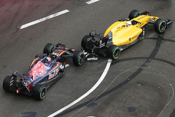 Данііл Квят, Scuderia Toro Rosso STR11 і Кевін Магнуссен, Renault Sport F1 Team RS16, контакт