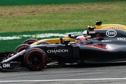 Jenson Button, McLaren MP4-31 y Kevin Magnussen, Renault Sport F1 Team RS16 batalla por la posición