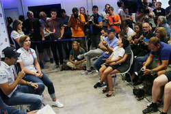 (L naar R): Felipe Massa, Williams, kondigt zijn vertrek uit de Formule 1 aan, naast Claire Williams