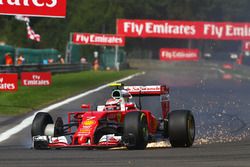 Kimi Raikkonen, Ferrari SF16-H with a puncture at the start of the race