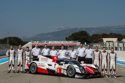 Машина Toyota TS050 Hybrid 2016 года и Александр Вурц, Энтони Дэвидсон, Себастьен Буэми, Казуки Нака