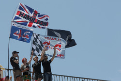 Lewis Hamilton, Mercedes AMG F1 Fans und Flaggen