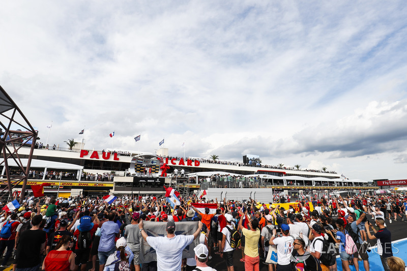 Ron Meadows, Sporting Director, Mercedes AMG, Max Verstappen, Red Bull Racing, 2nd position, Lewis Hamilton, Mercedes AMG F1, 1st position, Kimi Raikkonen, Ferrari, 3rd position, on the podium