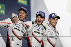 Podium : les deuxièmes, Timo Bernhard, Earl Bamber, Brendon Hartley, Porsche Team