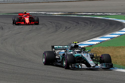 Valtteri Bottas, Mercedes-AMG F1 W09 and Kimi Raikkonen, Ferrari SF71H