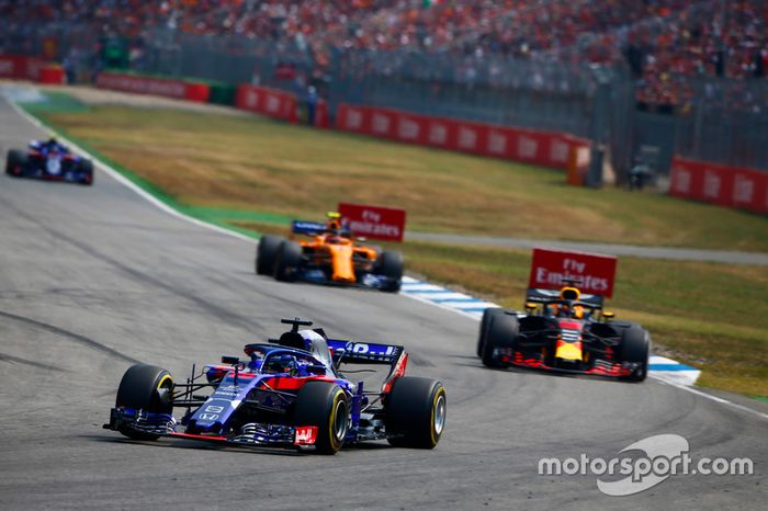 Brendon Hartley, Toro Rosso STR13, delante de Daniel Ricciardo, Red Bull Racing RB14, y Stoffel Vandoorne, McLaren MCL33