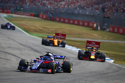 Brendon Hartley, Toro Rosso STR13, voor Daniel Ricciardo, Red Bull Racing RB14, en Stoffel Vandoorne, McLaren MCL33