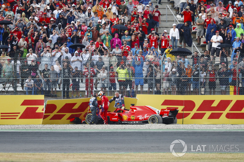 Sebastian Vettel; Ferrari SF71H kaza yaparak yarış dışı kalıyor