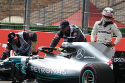 Lewis Hamilton, Mercedes-AMG F1 W09 stops on track