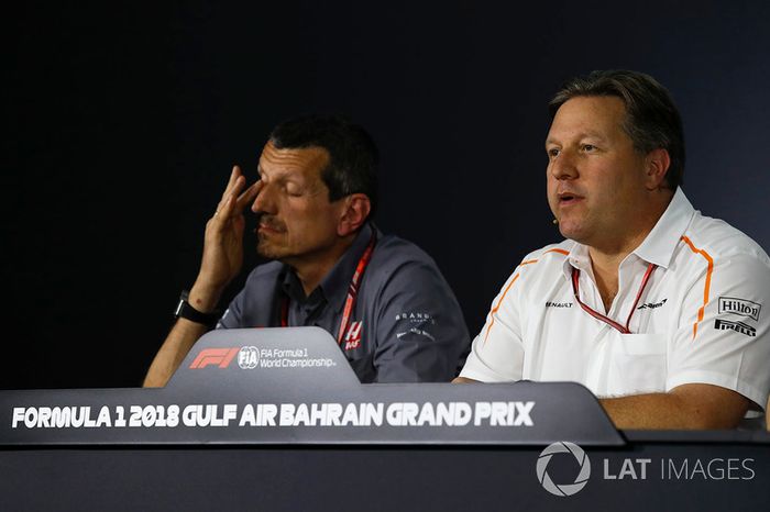 Guenther Steiner, director del equipo de Haas F1 y Zak Brown, director ejecutivo de McLaren en la conferencia de prensa
