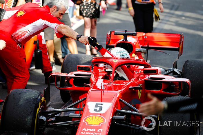 Sebastian Vettel, Ferrari SF71H, es recibido por Maurizio Arrivabene, director Ferrari, después de tomar la victoria