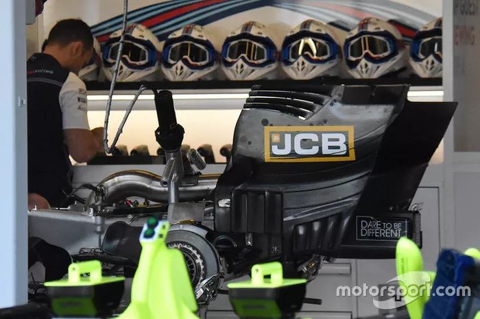 Mecânico trabalha no box da Williams