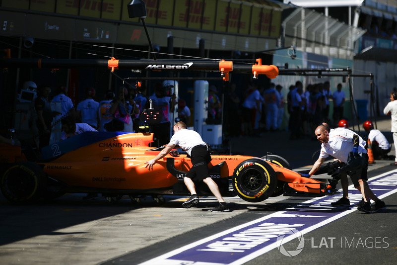 Stoffel Vandoorne, McLaren MCL33 Renault, is returned to the garage