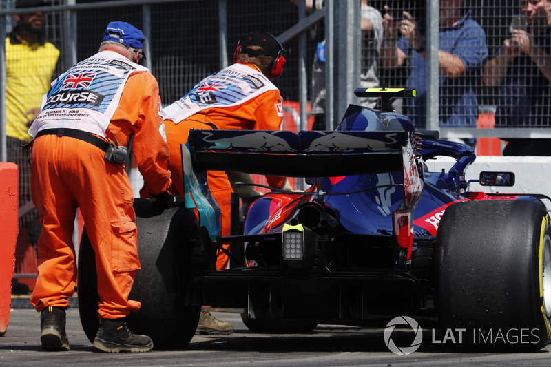 Les commissaires déplacent la voiture de Pierre Gasly, Toro Rosso STR13