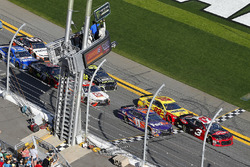 Austin Dillon, Richard Childress Racing Chevrolet Camaro, Joey Logano, Team Penske Ford Fusion and Denny Hamlin, Joe Gibbs Racing Toyota green flag start