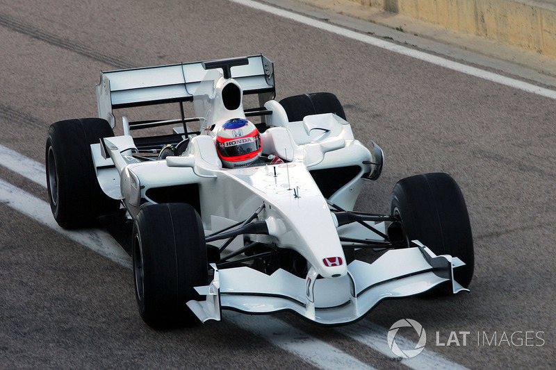 Rubens Barrichello, hace la primera vuelta en el nuevo Honda RA108