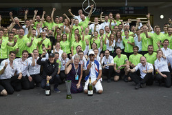 Le Champion du monde 2017 Lewis Hamilton, Mercedes AMG F1 fête son titre avec sa maman Carmen Lockhart et son équipe