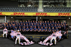 Esteban Ocon, Sahara Force India F1, Sergio Perez, Sahara Force India F1 with the team members