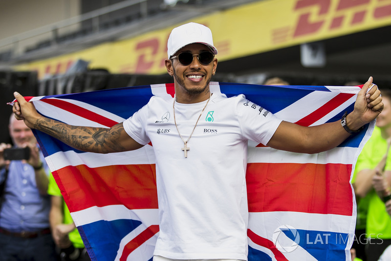 2017 World Champion Lewis Hamilton, Mercedes AMG F1 celebrates with his team