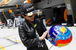 L'actrice Carina Lau avec le casque de Fernando Alonso, McLaren