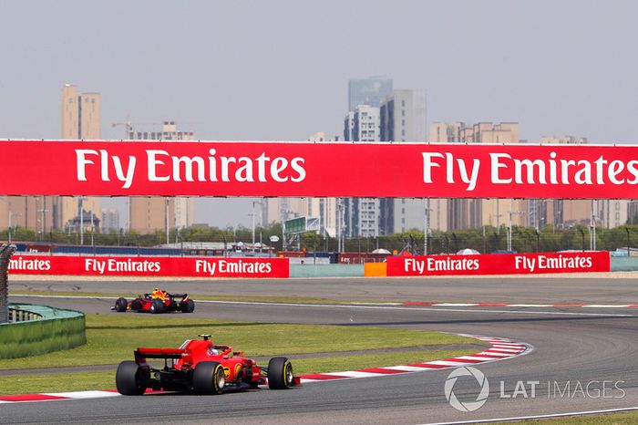 Max Verstappen, Red Bull Racing RB14 Tag Heuer, Kimi Raikkonen, Ferrari SF71H