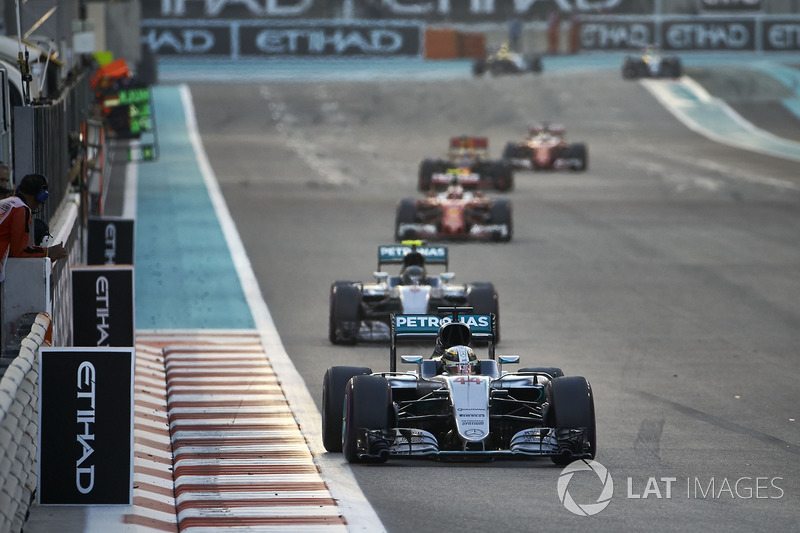 Льюіс Хемілтон, Mercedes F1 W07 Hybrid, lпопереду НІко Росберга Mercedes F1 W07 Hybrid