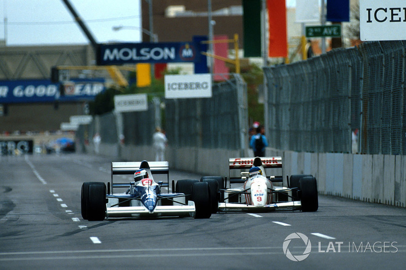 Jean Alesi Tyrrell 018 Ford prend un tour à Michele Alboreto, Arrows A11B Ford