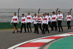 Charles Leclerc, Sauber et Marcus Ericsson, Sauber, font le tour de la piste à pied