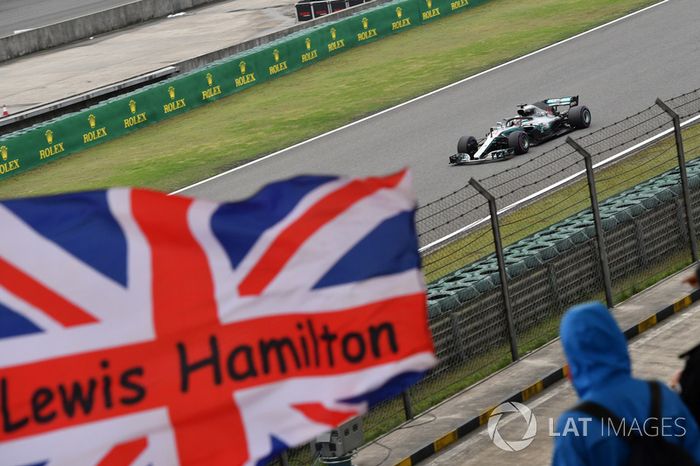 Lewis Hamilton, Mercedes-AMG F1 W09 EQ Power  y bandera de la Unión
