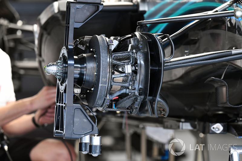 Mercedes-AMG F1 W09 EQ Power + freno delantero y detalle del cubo de la rueda
